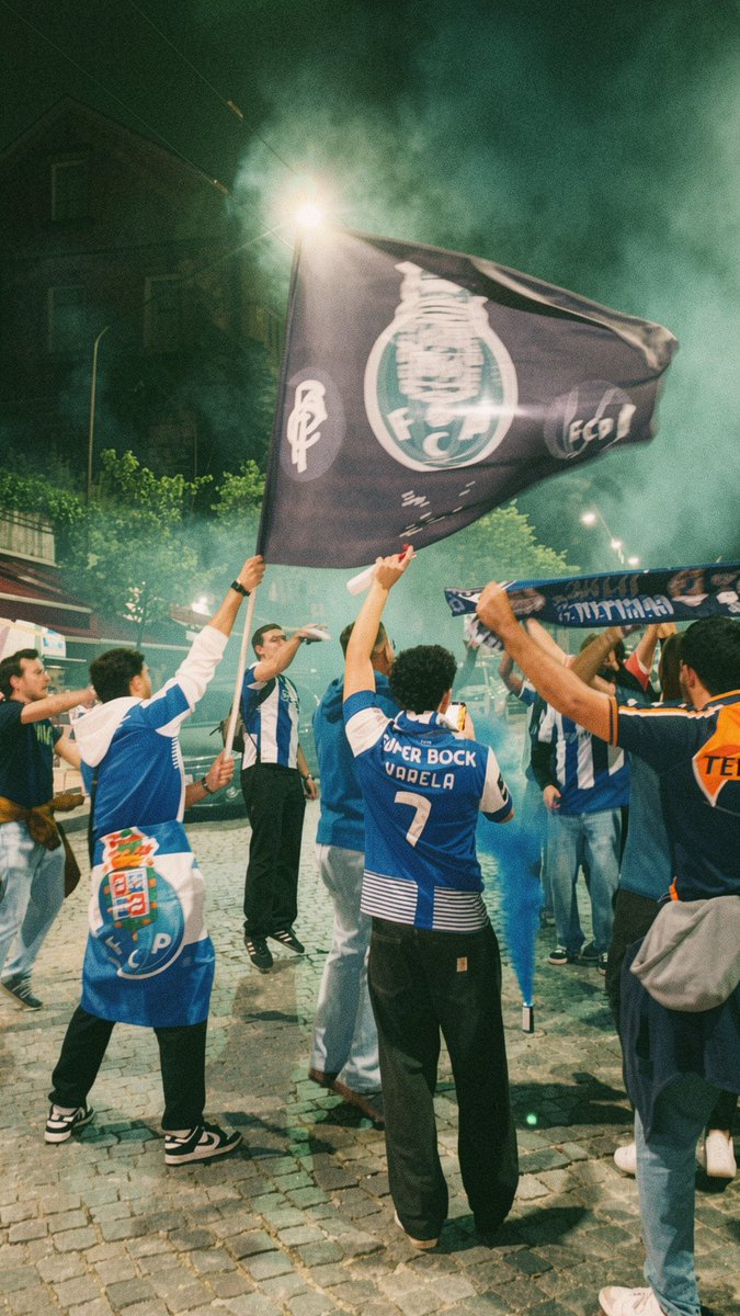 Kinas1893's tweet photo. Futebol Clube do Porto a festejar o 31 em Coimbra 💙🤍 https://t.co/dRUDYVveGA