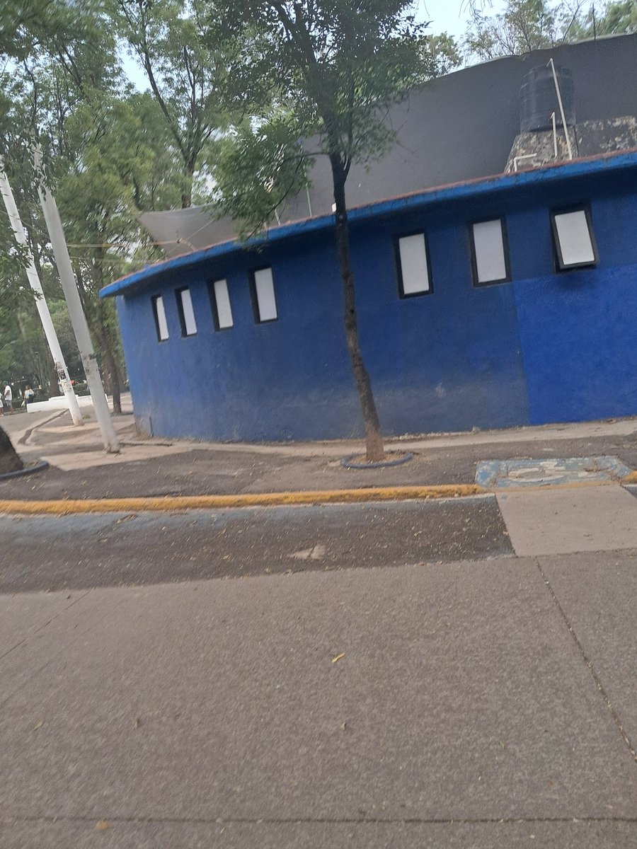 c0c0_mx's tweet photo. @BJAlcaldia @AccionesBJ Se solicita su apoyo para recolectar esta basura que alguien dejo ahí tirada ya lleva varios días, ubicación parque de los venados calle Miguel Laurent con Peten en la parte de atrás del domo. https://t.co/KwgbltMyyG