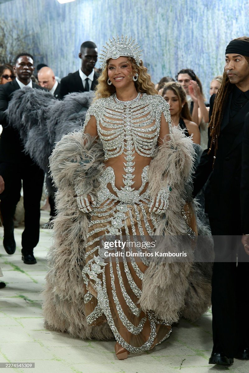beytimes's tweet photo. DIED. BEYONCÉEEEE 🚨

#BeyGala #MetGala https://t.co/olP8HawtSR
