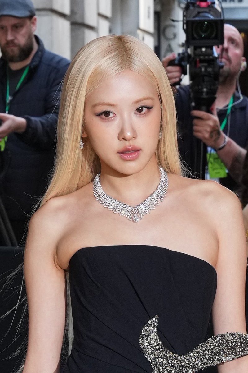 rosé pics tweet media