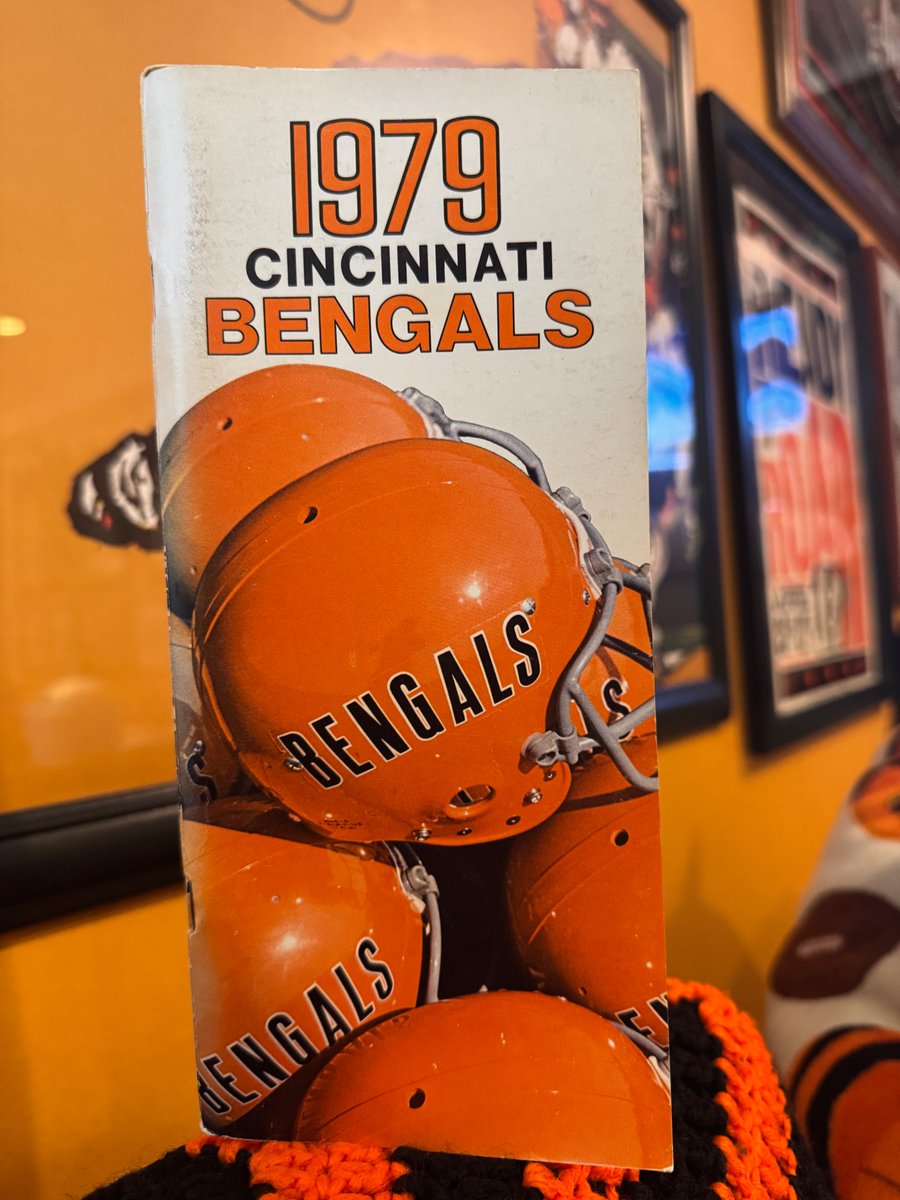 bengaljims_BTR's tweet photo. #BengalsMediaGuideMonday📘THOSE HELMETS🔥 

1979 = production you could count on in the 2nd round of the NFL Draft - Dan Ross.

A steady force in the passing game, leading the Bengals with toughness, consistency, and big catches when it mattered. Reliable. Physical. Clutch.

#CincinnatiFootballHistory