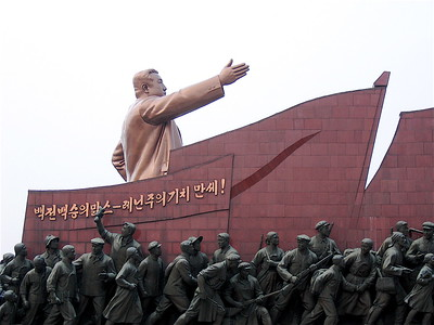 obrerocoreano's tweet photo. Esta foto es de la colina Mansu (centro de Pyongyang) ahí dice claramente "¡Viva la invicta bandera del Marxismo-Leninismo!". De nada.

El niñatismo, racismo e incultura de los que responden a @DPRK_CAODEBENOS es increible ya. https://t.co/o7daZ3qUZW