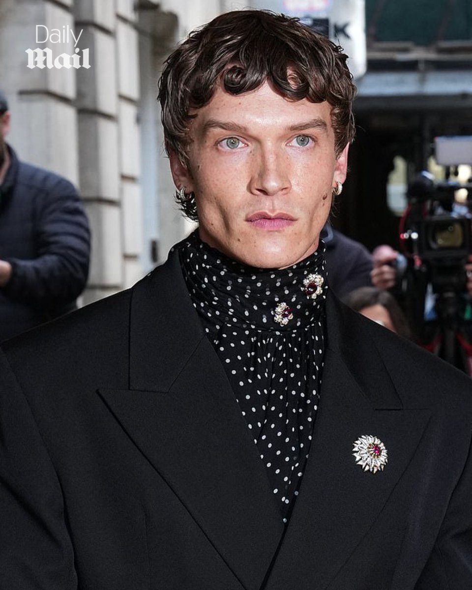 Daily_MailUS's tweet photo. One of the night's most highly anticipated attendees, Heated Rivalry star Connor Storrie, is on his way to his first ever Met Gala appearance https://t.co/ZgOWM6mDiH 🔗 https://t.co/kyFOH8JlHV