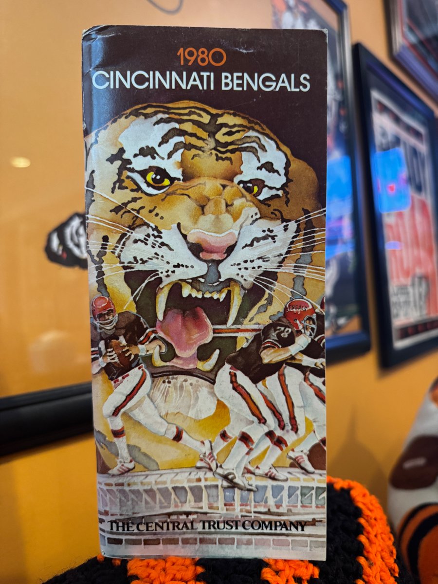 bengaljims_BTR's tweet photo. #BengalsMediaGuideMonday 🐅📘

1980 brought a game-changer to the trenches.
Enter @AnthonyMunozHOF  — a rookie who would go on to redefine greatness for the Bengals offensive line.

Before the gold jacket, it started right here.

#CincinnatiFootballHistory https://t.co/YAtgjlL5TR