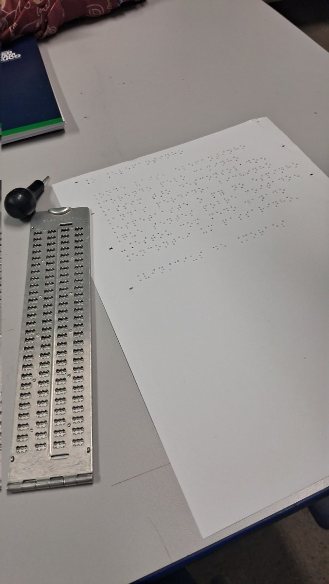 Vocês sabiam que a cartomante de vocês aqui sabe escrever e ler em braille?