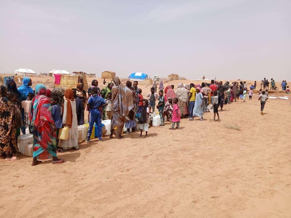 saroyahx's tweet photo. Sent $10,000 of your donations to support water distribution efforts in Tawila, North Darfur, where hundreds of thousands of displaced ppl, including genocide survivors from El Fasher are struggling to access clean water. Please continue to support 🇸🇩

🔗: https://t.co/1TLfsk6TbP https://t.co/uVDHmRYFoi