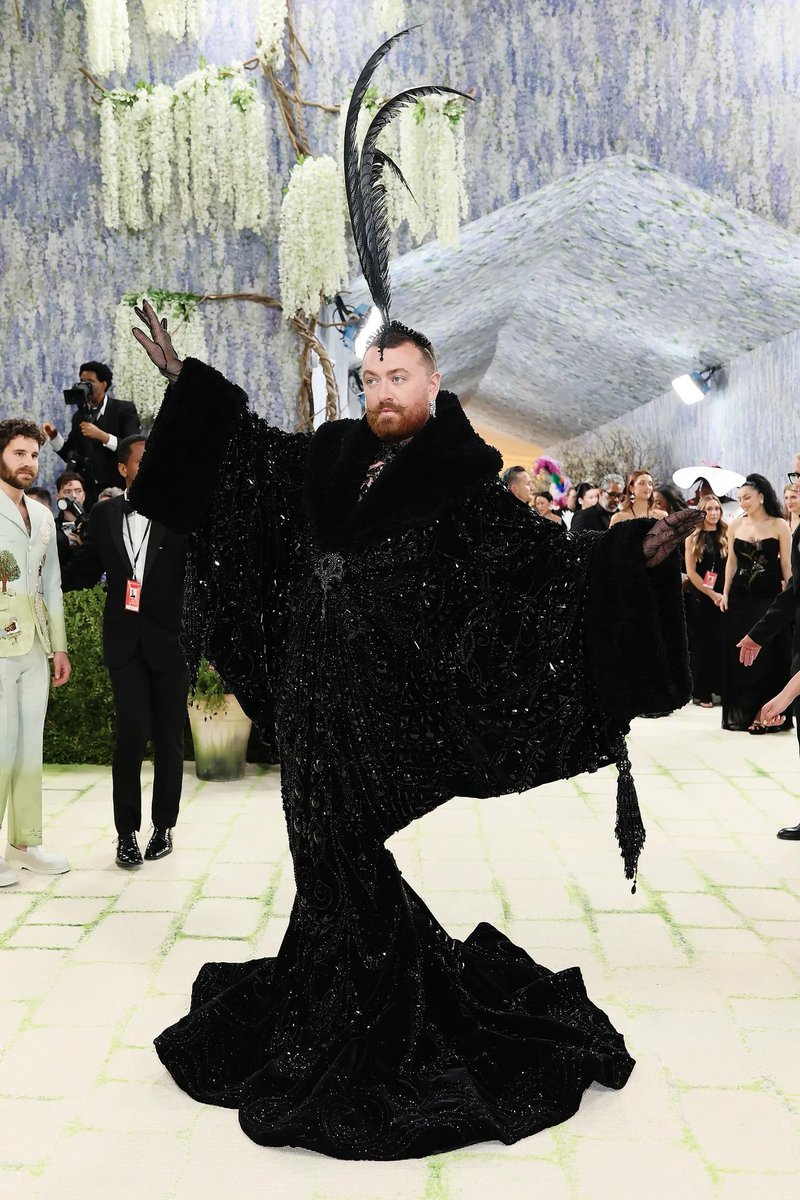Espectacular Sam Smith y punto extra por animarse a usar algo en la cabeza.