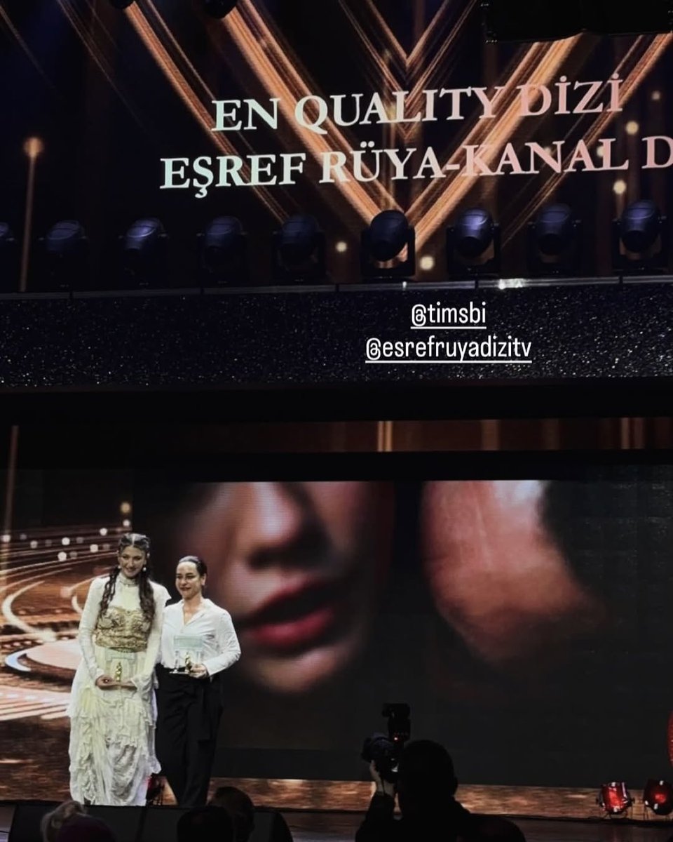 #EşrefRüya, ‘En Quality Dizi’ ödülünün sahibi oldu. Ödülü, dizinin Irmak’ı #CerenBenderlioğlu aldı. 👏🏼