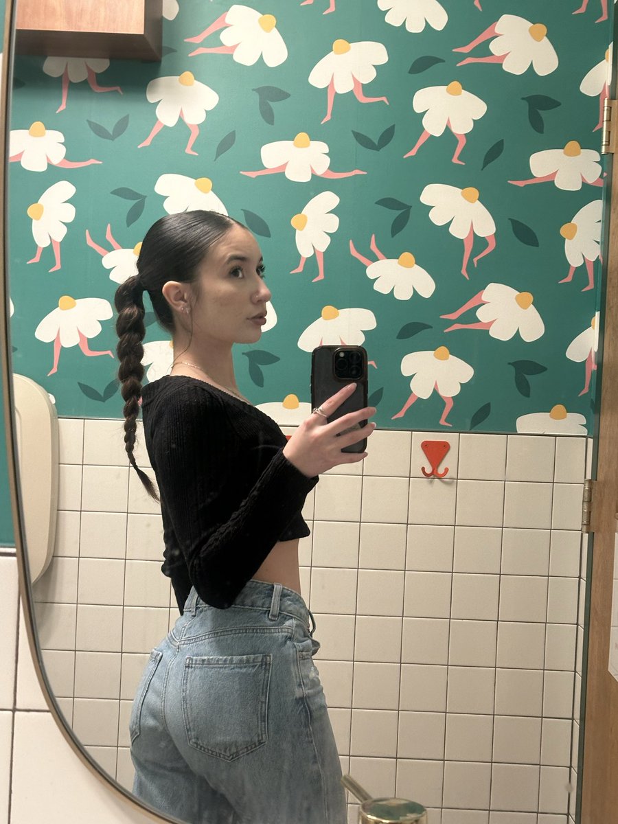 Scorpiho3E's tweet photo. I’m tired of broke losers where are my big spenders :( 🦶 https://t.co/MCi5tn86Ha