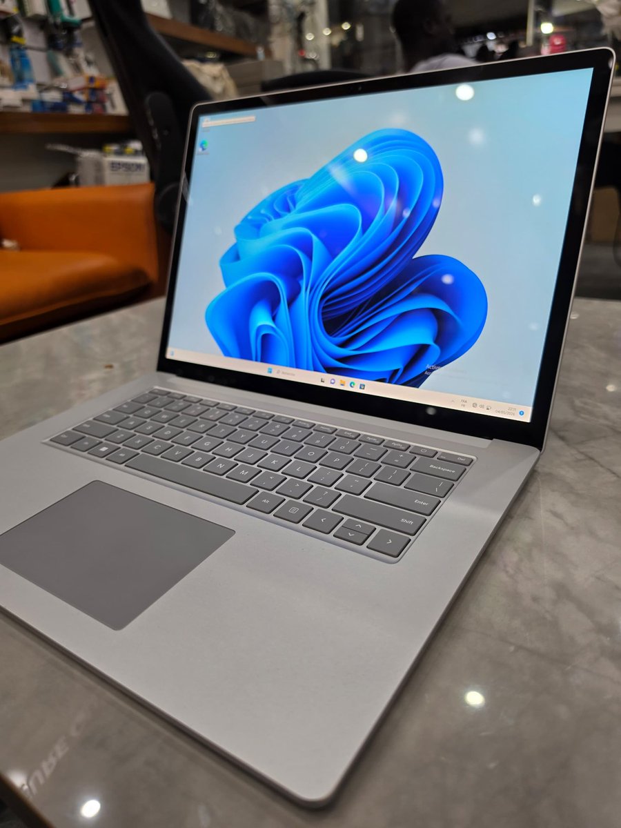 Fabintou50's tweet image. 365000fr 
Surface Laptop 5 core i7 de 12th génération processeur 2.7GHz 12CPUS  Ram 16go ssd 256go Écran 15pouces FULLHD tactile Clavier-éclairé avec reconnaissance faciale. #Surface #laptop #Microsoft 771277737 @pepecallerefan @MancabouNolbert @don_vi_corleon @TontonVert