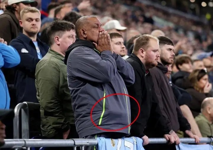 Wizzy789's tweet photo. Tell this man to bring out that bottle inside his jacket 😂😂😂😂🙌🙌🙌

@EPLworld @ManCity @Arsenal @PepGuardiolaBR @OfficialFPL @premierleague https://t.co/z4d0D9xku1