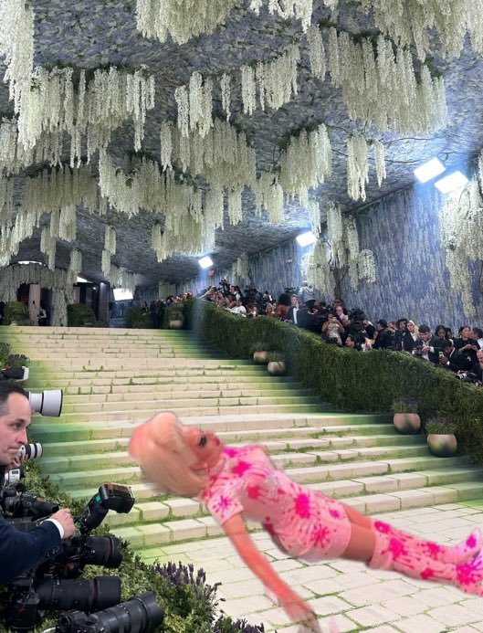 🚨Trixie Mattel has fallen down the stairs at the Met Gala