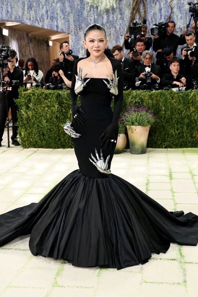 Fashion tweet media