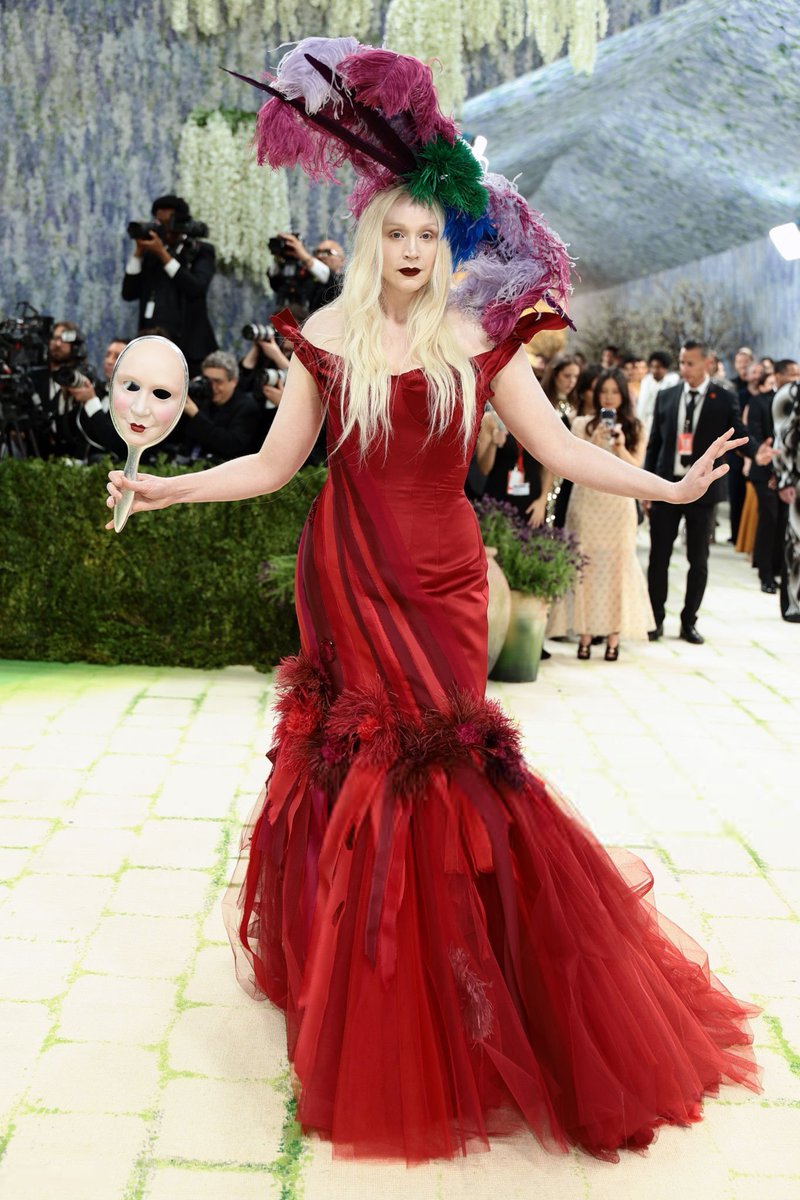 ssintoniza's tweet photo. Gwendoline Christie entrega teatralidade e beleza com seu look para o #MetGala #SintonizaNoMet https://t.co/btWPP9HiEu