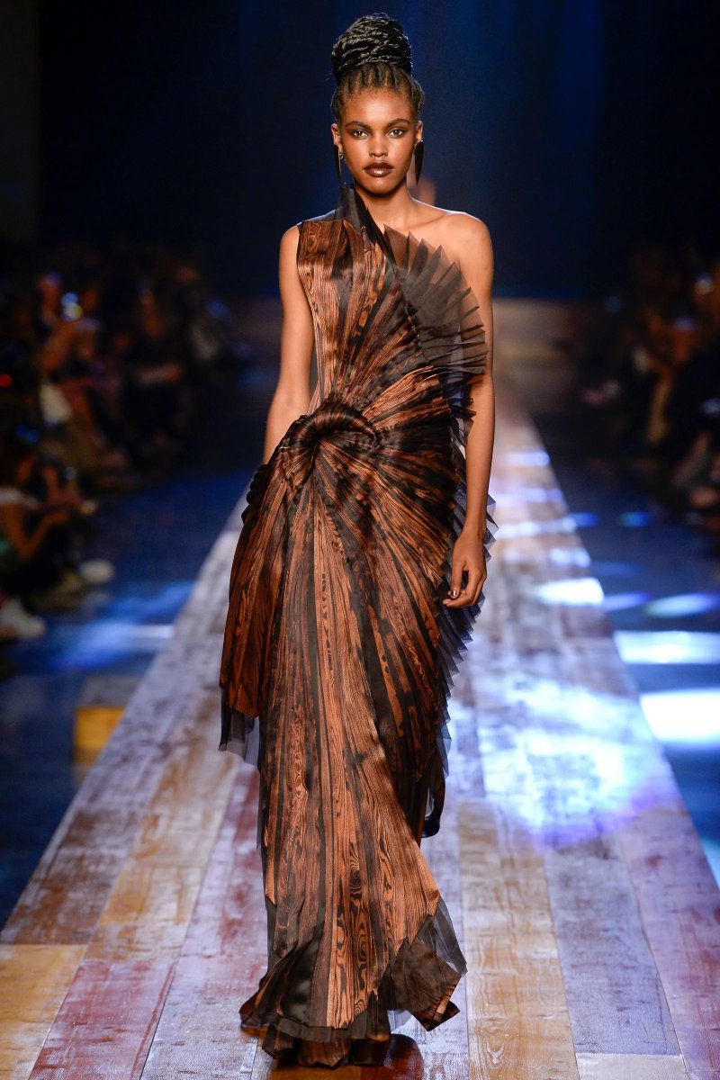 itsbleekerxox's tweet image. Yu-Chi Lyra Kuo at the 2026 Met Gala wearing custom Jean Paul Gaultier based on their FW16 Couture collection