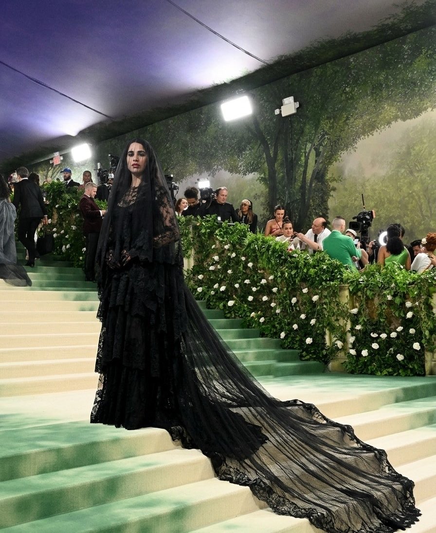 📸 | Anaju attending the Met Gala (#MetGala) with a total-black look