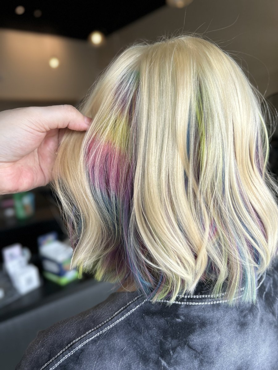 SinisterSweety's tweet photo. My new haircut and color making me vain AF! Cool hair, don't care ✨️
#vtuber #VTuberUprising #ARTchfae https://t.co/W8NAFdhKRg