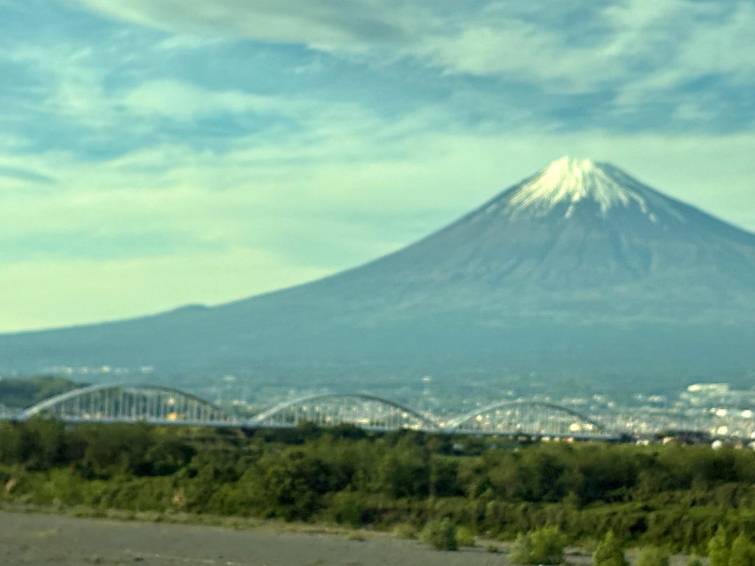 pentaro2010's tweet photo. #新幹線車窓から 
#富士山　5月4日17時頃 https://t.co/jfaCYcbpS9