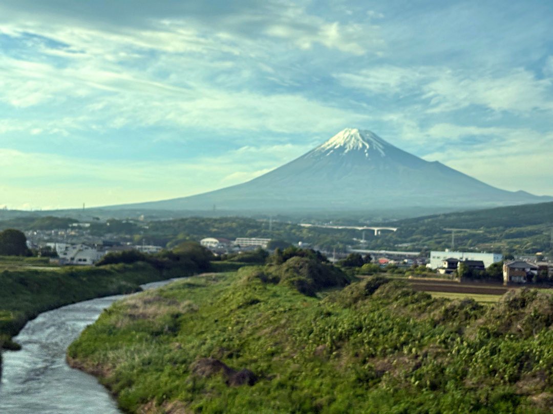 pentaro2010's tweet photo. #新幹線車窓から 
#富士山　5月4日17時頃 https://t.co/jfaCYcbpS9