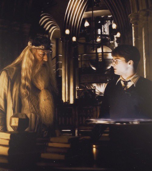 acervokrum's tweet photo. se o harry fosse da sonserina, vocês acham que o snape tiraria pontos dele e dumbledore o encheria de pontos só por respirar? ou dumbledore dava pontos a harry exatamente por ele ser da grifinória? https://t.co/OtWFAlq69y