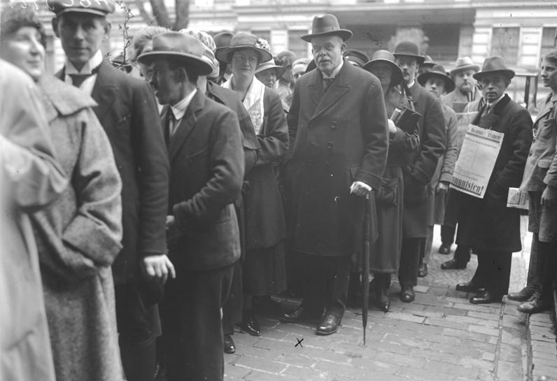 RBEZZATO's tweet image. #Efemérides. #ReichstagswahlMai1924. El 04 de Mayo de 1924, en un marco de expectativas y cierta tensión, se llevan a cabo en Alemania las elecciones para el Reichstag, en las cuales el SPD se alza con un triunfo "pírrico", al alcanzar un 20,5% y 100 representantes.