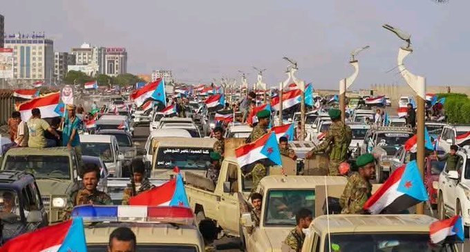 نقولها بكل أسف:

من شارك بالمسيرة اليوم في عدن...
هم ممن يستلمون رواتبهم بالريال السعودي شهرياً!!

إذا لم تفرض حالة أمر واقع بالقوة والعدالة
فالإمارات ستضل تعبث بالوطن وستعطل كل الخطط والبرامج وستعطل أيضاً الأمن والاستقرار والتنمية...وغير مستبعد عودتها إلى الجنوب!!