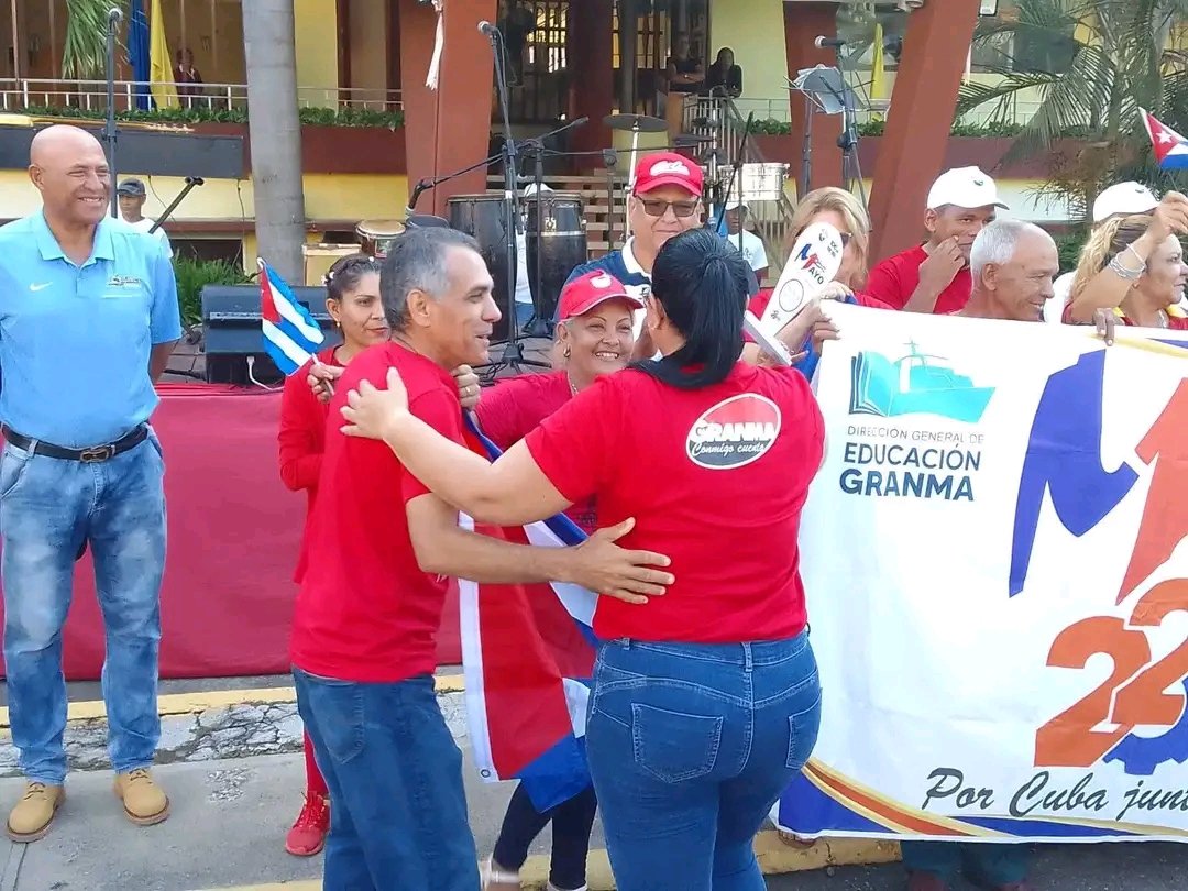 BarceloOrt92635's tweet photo. Muchas felicidades y gratitud eterna a todos nuestros trabajadores en #ProvinciaGranma
A todos los Sindicatos que fueron reconocidos en este matutino que ha sido sin dudas muy especial
A los educadores su entusiasmo nos renovó energías necesarias para continuar esta hermosa obra https://t.co/JI8tk1wI3B