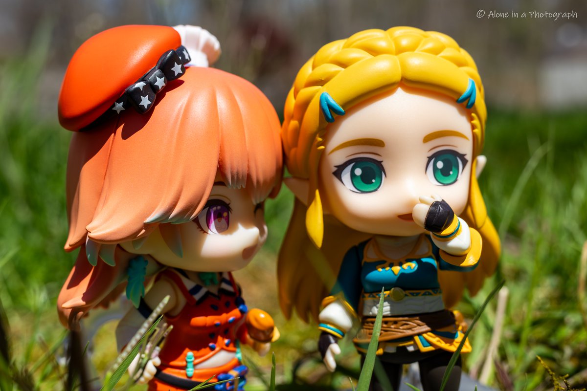 Tom_AIAC's tweet photo. "KIKKERIKI!!!" "HYAAAH!!??" Zelda and Link run into an unexpected phoenix, and @takanashikiara  shoots her shots. (1 of 2)

#takanashikiara #KFPicasso #hololive #legendofzelda #figurephotography #photography #link #zelda https://t.co/kvbTUtjgcz