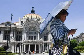🚨 La CDMX enfrentará una ola de calor del martes 5 al viernes 8 de mayo de 2026, con temperaturas máximas de entre 29 y 32 °C y un alto índice de radiación ultravioleta. 

Autoridades de Protección Civil emitieron un aviso especial y recomiendan extremar precauciones para evitar