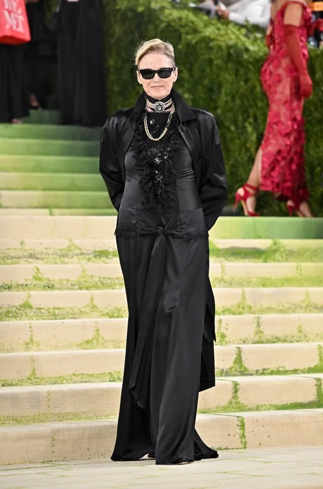 retodiariomx's tweet image. 🤩 ¡Es lunes de Met Gala! 

Las celebridades ya comienzan a salir de sus hoteles rumbo a la alfombra roja, en una de las noches más esperadas de la moda.

Este año, la gala gira en torno al arte del vestuario y la creatividad convertida en estilo. ✨

#MetGala #MetGala2026 #Moda