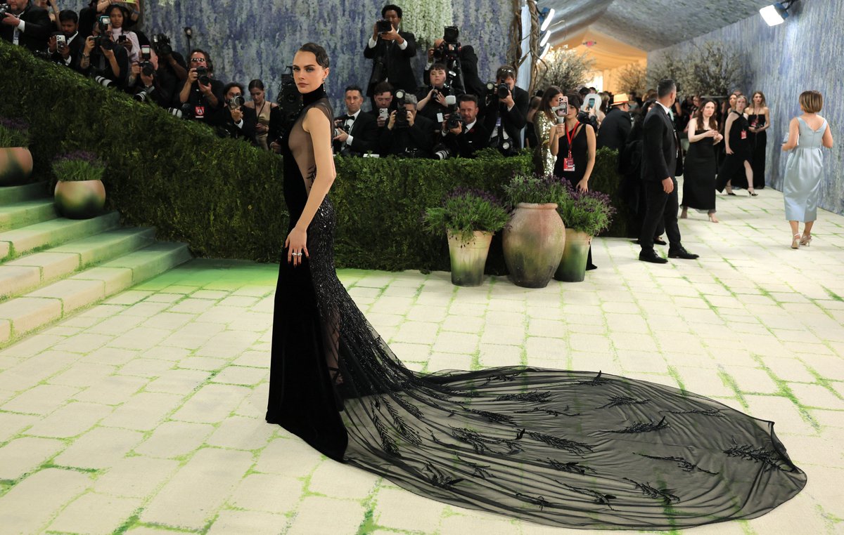 retodiariomx's tweet image. 🤩 ¡Es lunes de Met Gala! 

Las celebridades ya comienzan a salir de sus hoteles rumbo a la alfombra roja, en una de las noches más esperadas de la moda.

Este año, la gala gira en torno al arte del vestuario y la creatividad convertida en estilo. ✨

#MetGala #MetGala2026 #Moda