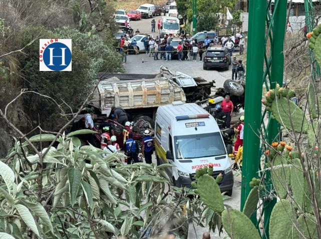 h_conexion's tweet image. 🔴 #NoticiaHoy | 🚛 Un fatal #accidente en #Naucalpan dejó cuatro personas sin vida luego de que un camión cargado con arena se #impactara y volcara sobre otro vehículo💥Entérate de todos los detalles👇

hgrupoeditorial.com/tragico-accide…