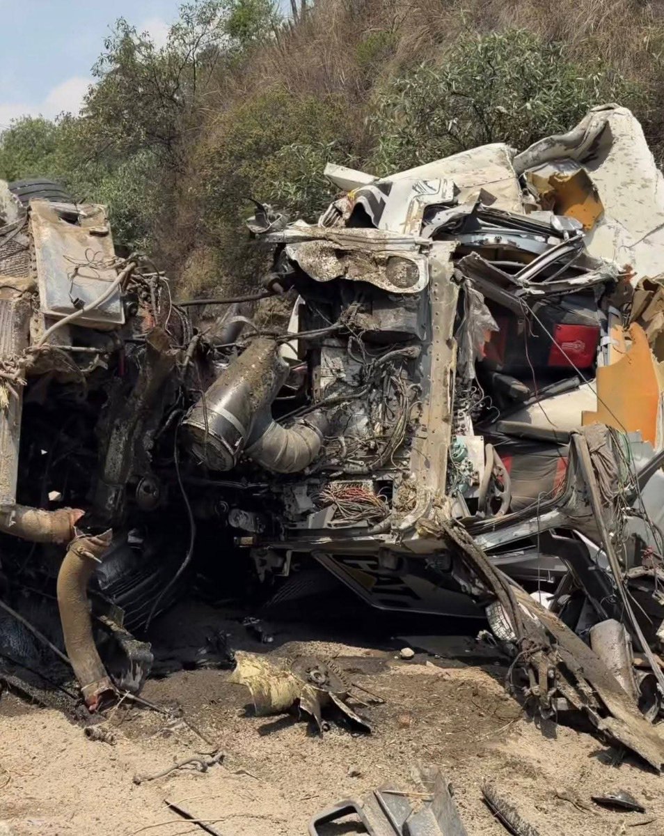 TrianguloRojo01's tweet photo. 🚨🚧🚨🚧🚨
#EdoDeMexico Esta tarde se registró un trágico accidente camión de volteo sin frenos embiste y aplasta a un vehículo dejando 4 víctimas fatales en la conocida Curva del Diablo del tramo carretero Chamapa-Lechería en Naucalpan. https://t.co/c7lRxOUv3A
