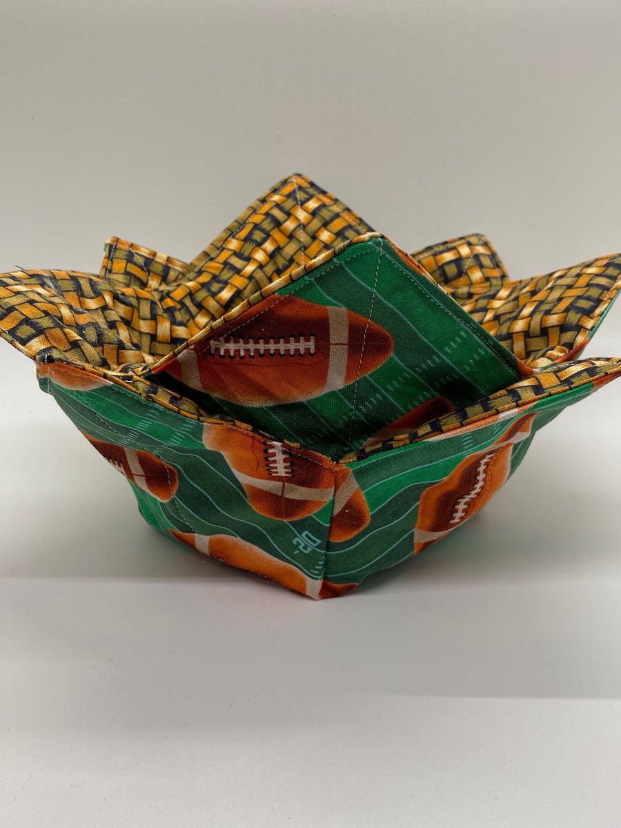 KingdomShop7's tweet image. Football Microwave Bowl cozy, microwaveable reversible plaid bowl cozy, quilted bowl cozy, Christmas gifts, gift ideas, soup bowl cozy tuppu.net/b9ab1078 #Easter #handcrafted #Artisancrafted #KingdomWorkshop #giftsunder10 #FootballBowlCozy