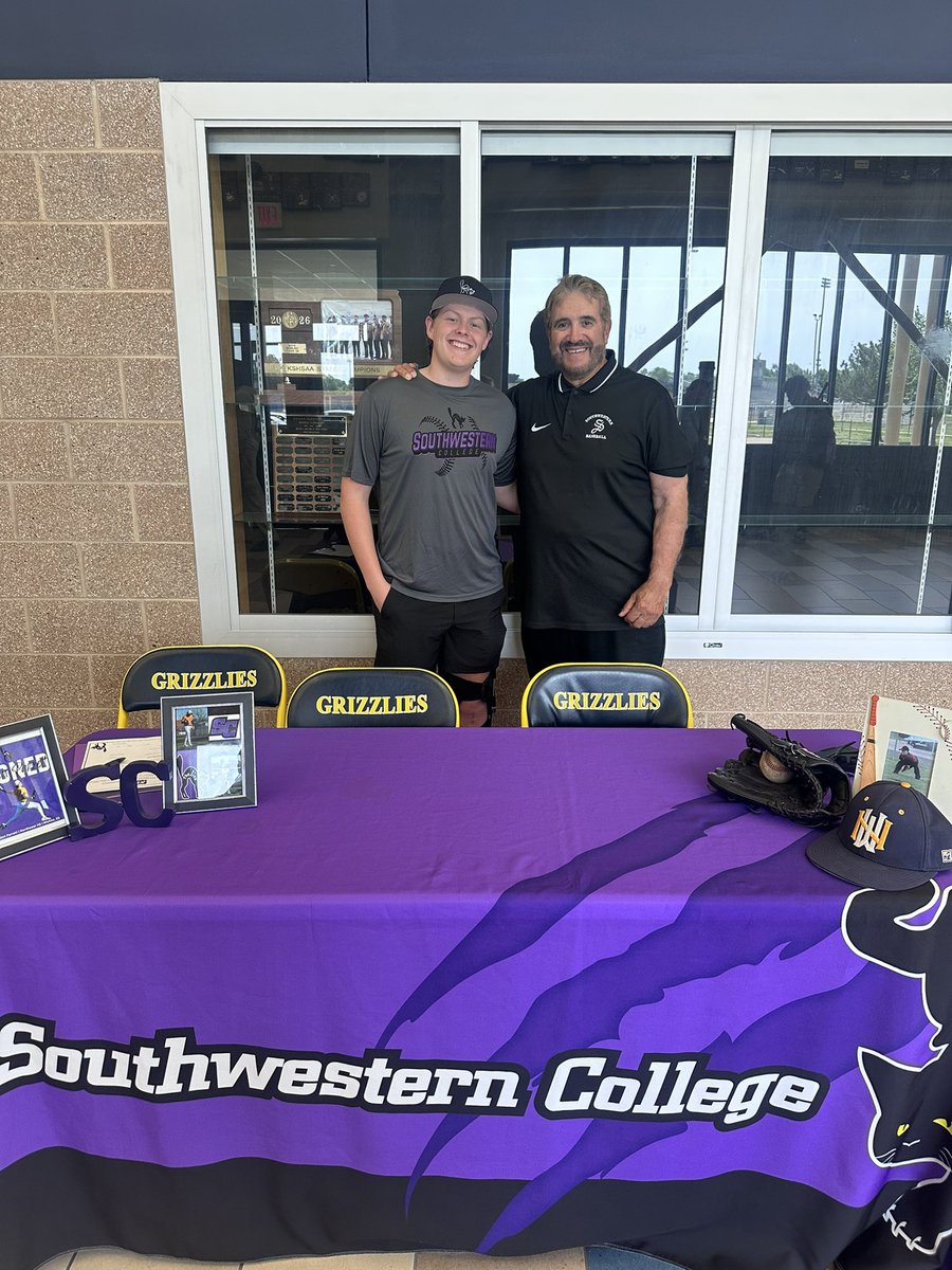 2boys4mama's tweet photo. Grizzly ➡️ Moundbuilder!  So excited to celebrate AP signing with @SCBuildersBSB .  Thank you Coach Carv for coming out today!! https://t.co/P46Phv3M41