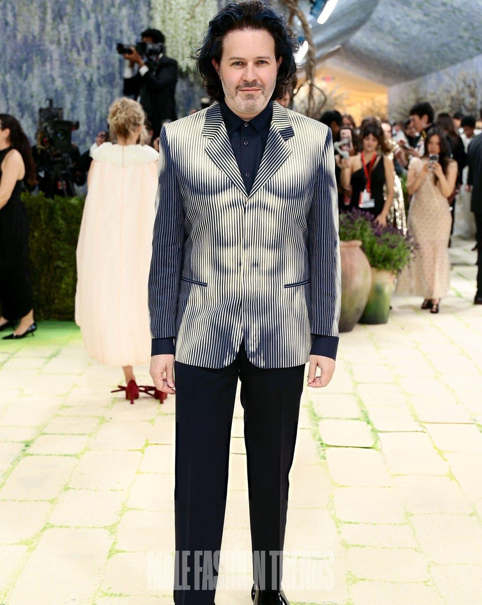 MaleFashTrends's tweet photo. #MichaelBraun hace una oda al arte clásico llevando un blazer con un torso pintado de una estatua griega, una pieza de #JeanpaulGaultier de 1996 para la #AlfombraRoja de la #METGala
#RedCarpet #GalaDelMET https://t.co/LoQOU09OW7