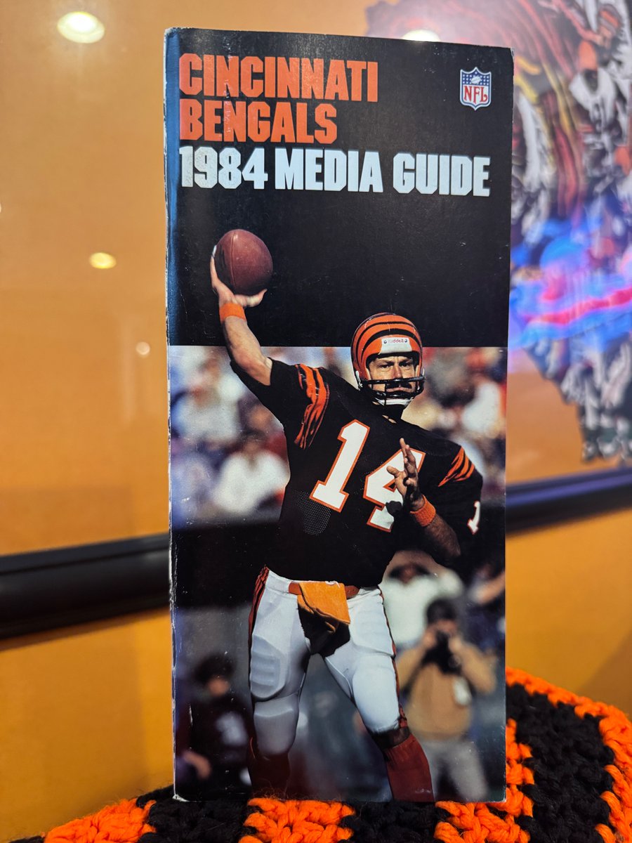 bengaljims_BTR's tweet photo. #BengalsMediaGuideMonday 🐅📘

1984 — the big plays kept coming. Cris Collinsworth continued to stretch defenses and deliver explosive moments for the Bengals offense, giving Cincinnati a true game-changing weapon on the outside.

Speed. Precision. Production. 

Because when No. 80 got loose… it was usually trouble for the defense. #CincinnatiFootballHistory
