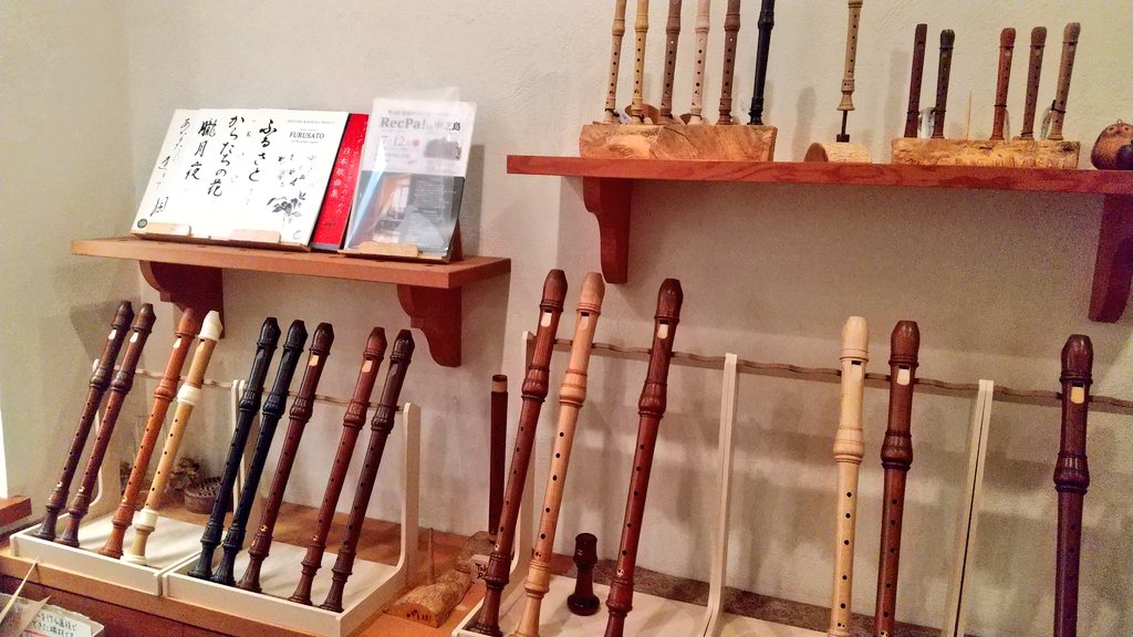 Zenkou231's tweet photo. たまに行く商店街の中にリコーダーの専門店＆工房を見つけてしまった。北欧の笛まで売ってる。 https://t.co/gGIQjVx72Y