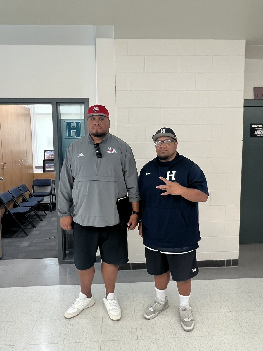 HunterHighFoot1's tweet image. Big time visit today from WV Legend Coach Brown @Coach_Brown5 of @FresnoStateFB .
Appreciate you taking the time and evaluating our boys. 
#GoDogs

@rodneylotomau_ @PaeaRaass @MakaafiPau47293 

#WestSideHunterPride
#BuiltDifferent 
#WVC 
#FresnoState
