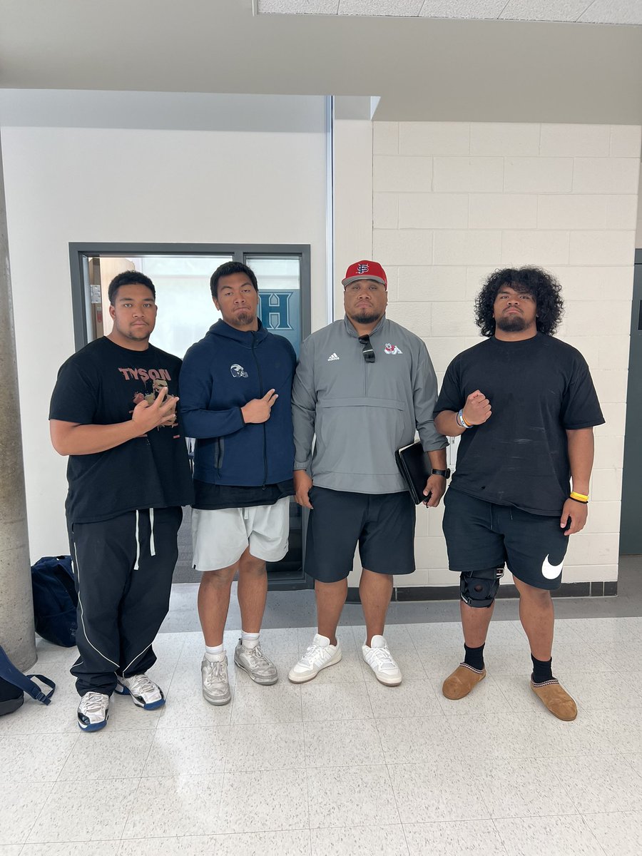 HunterHighFoot1's tweet image. Big time visit today from WV Legend Coach Brown @Coach_Brown5 of @FresnoStateFB .
Appreciate you taking the time and evaluating our boys. 
#GoDogs

@rodneylotomau_ @PaeaRaass @MakaafiPau47293 

#WestSideHunterPride
#BuiltDifferent 
#WVC 
#FresnoState