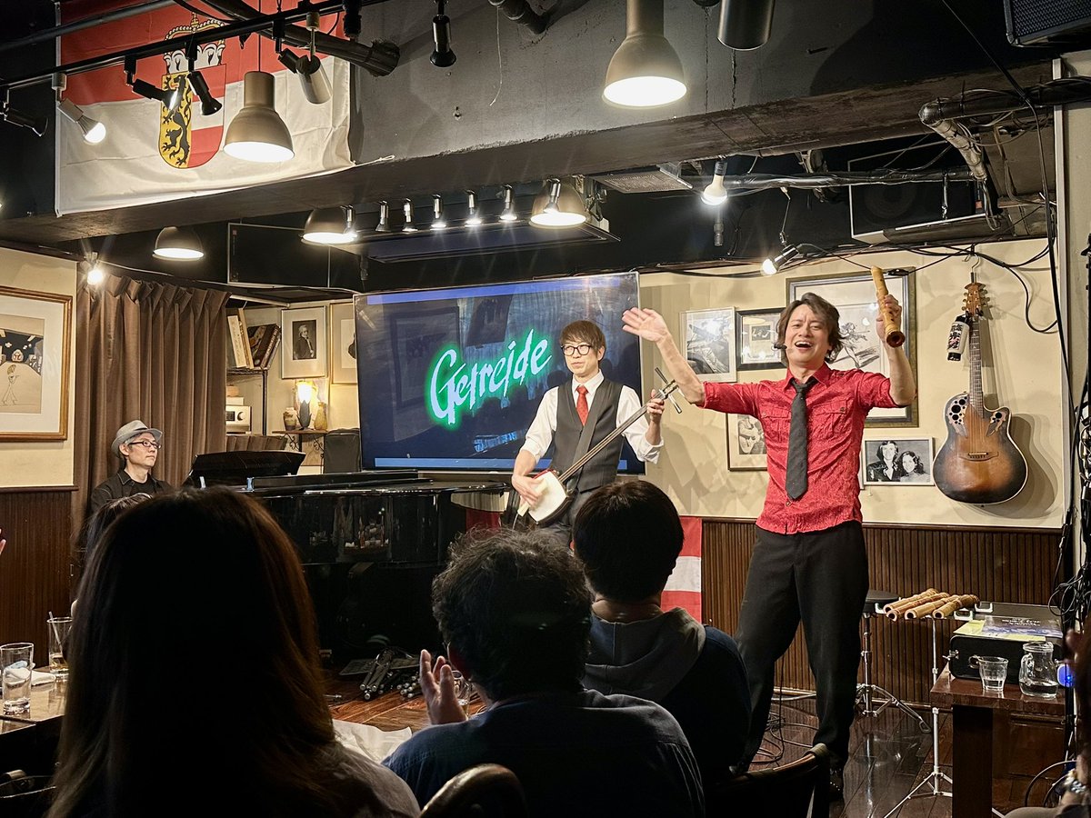 dongurachan's tweet photo. 5/4 HIDExHIDE 三尺秀水~下無~
#HIDEHIDE パワーで雨から晴天に☀️
ずいずい大名行列しながら、暑さに��けじと叫ぶ曲やノリノリ曲も多く、talkも快調😁✨そんな勢いのまんま秀ちゃんが、
ピアノ演奏してみちゃったり🥳
encoreで演奏した曲は、最後で合うか
毎回ドキドキ💓次回は6/15夜に〜🌟 https://t.co/dz1C9LbwxB