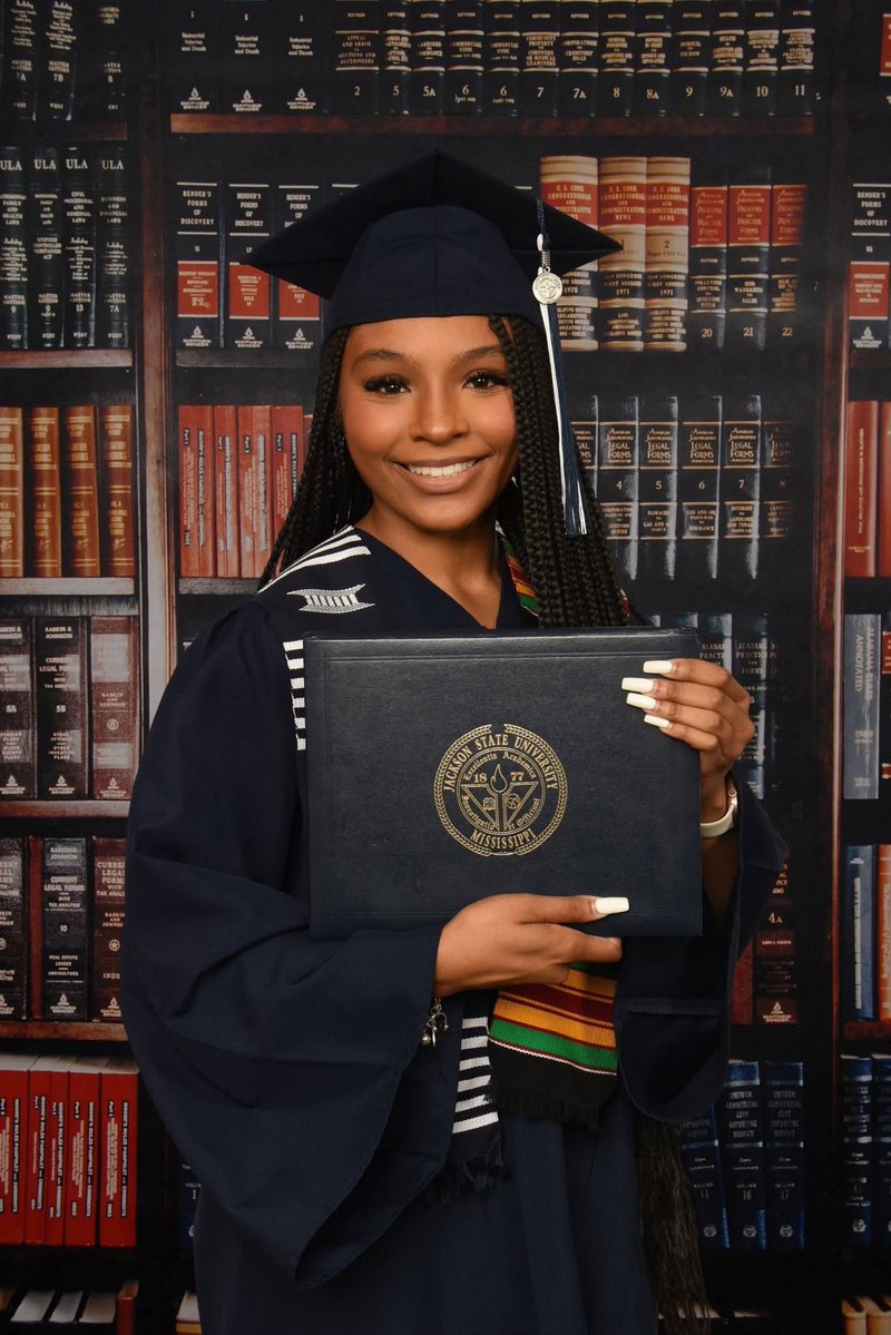 TiffHolmesWhite's tweet image. Help me celebrate and congratulate our Brilliant Beauty, Kymorah Carter, who graduated from Jackson State University with a Bachelor of Science degree in Biomedical Engineering! #SOExcited #SOProud❤️🤍💙📚💫