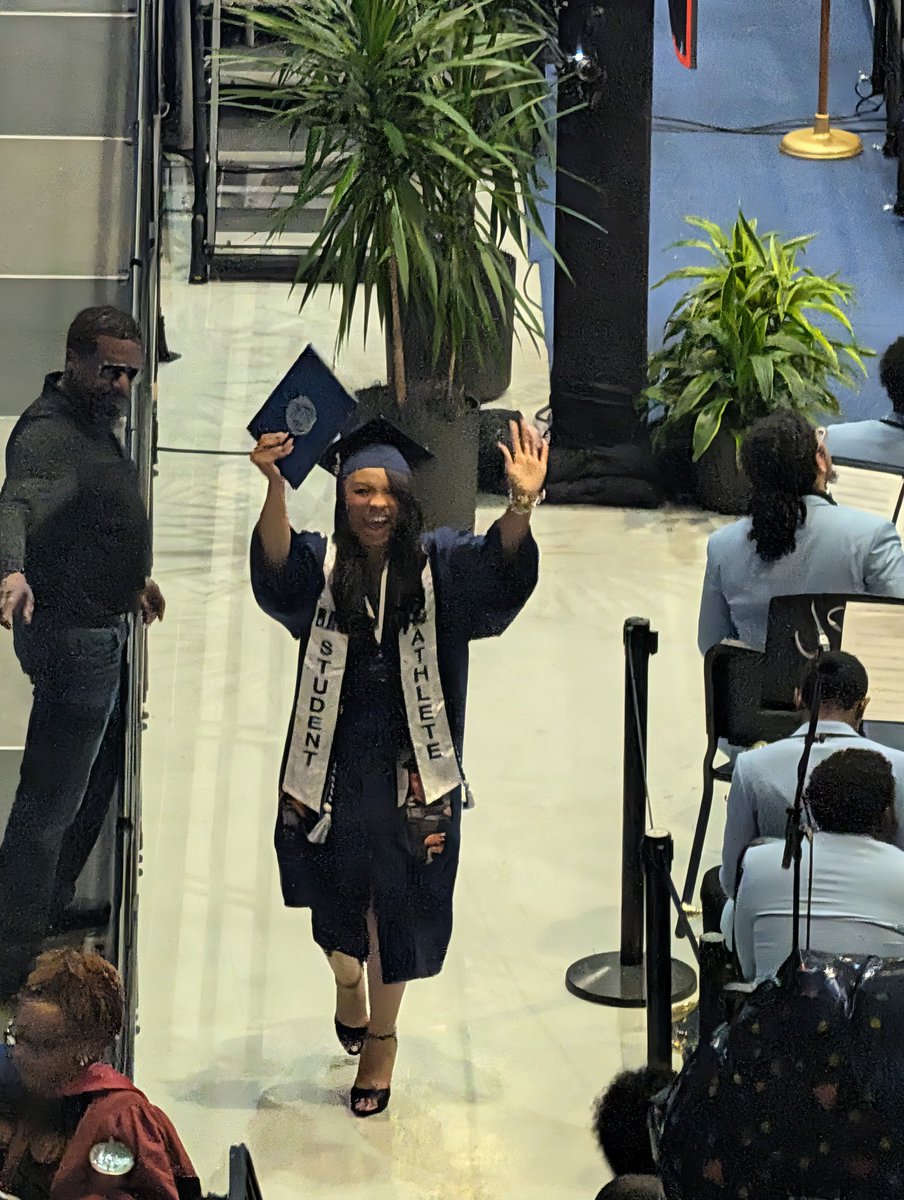 TiffHolmesWhite's tweet image. Help me celebrate and congratulate our Brilliant Beauty, Kymorah Carter, who graduated from Jackson State University with a Bachelor of Science degree in Biomedical Engineering! #SOExcited #SOProud❤️🤍💙📚💫