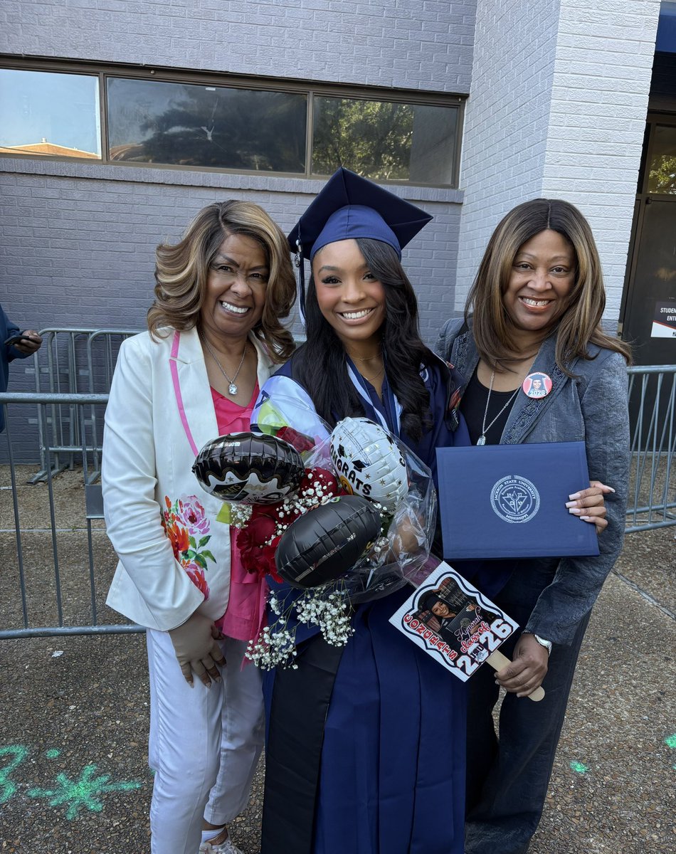 TiffHolmesWhite's tweet image. Help me celebrate and congratulate our Brilliant Beauty, Kymorah Carter, who graduated from Jackson State University with a Bachelor of Science degree in Biomedical Engineering! #SOExcited #SOProud❤️🤍💙📚💫