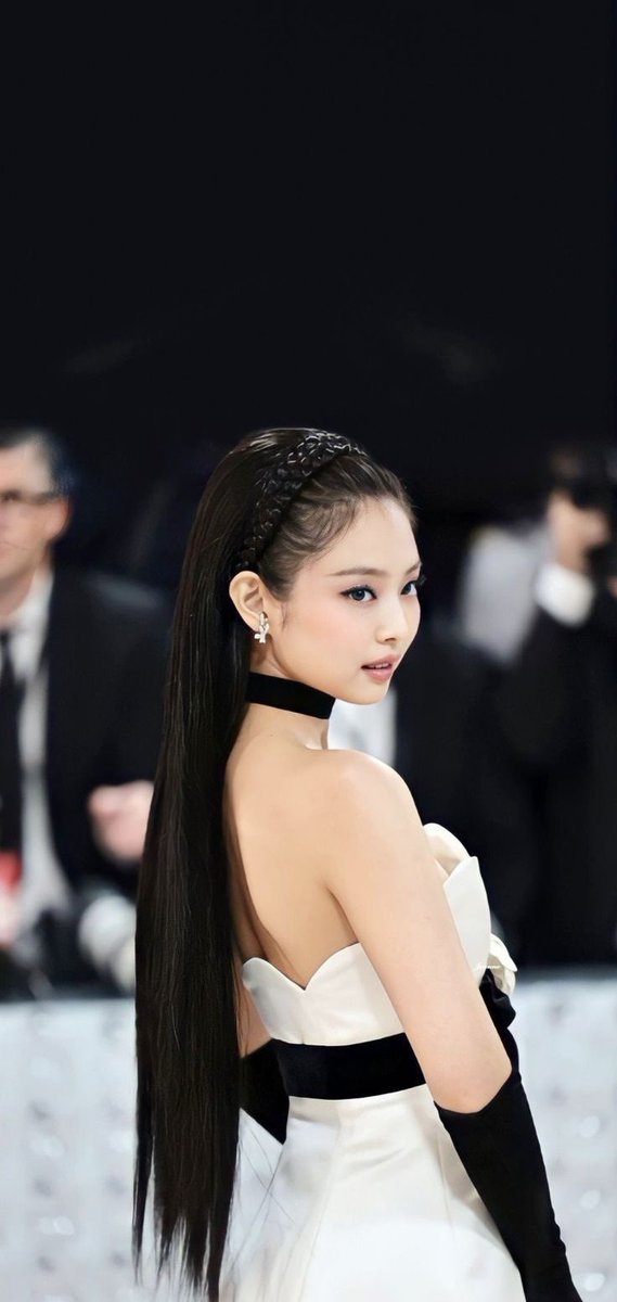 JENNIE Charts tweet media