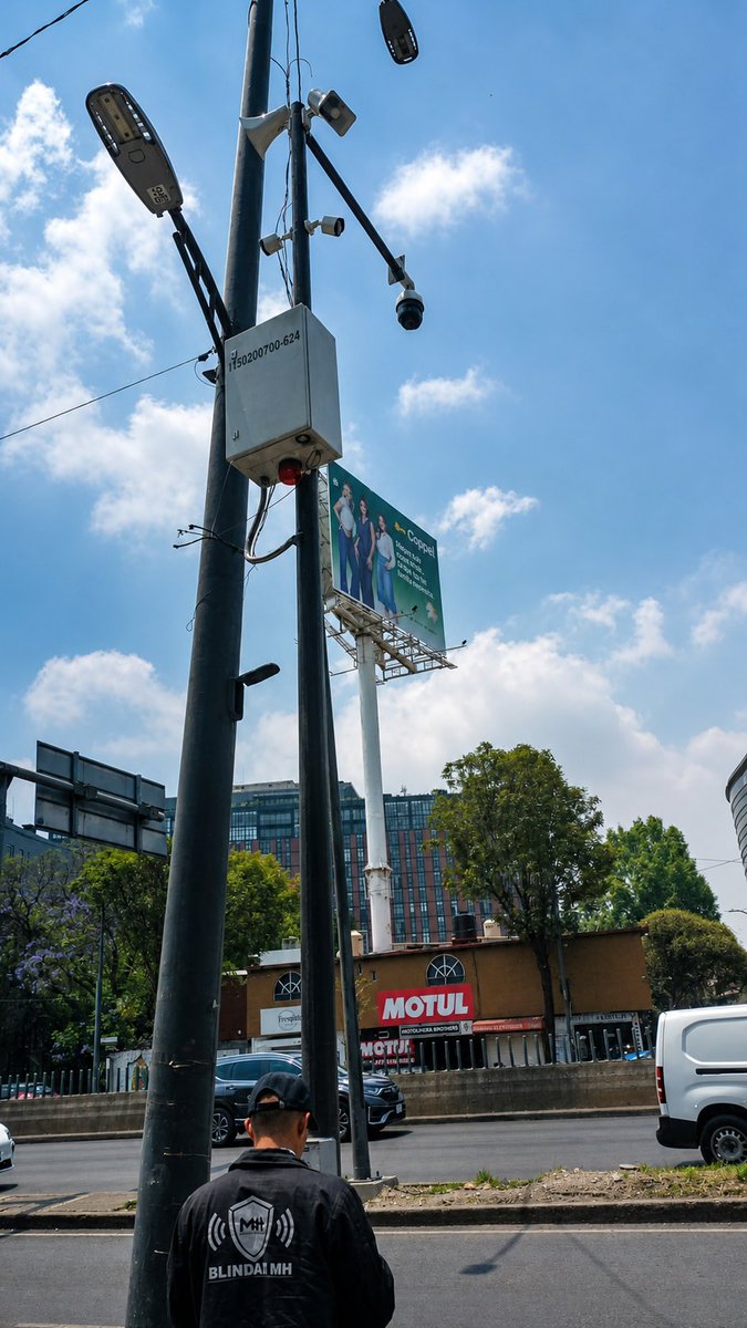 BlindarMH's tweet photo. 🚨👮♂️ Esta mañana, personal de la #CSCMH llevó a cabo recorridos en la col. Ampliación Popo, en @AlcaldiaMHmx, para verificar que las cámaras de videovigilancia operen de forma adecuada.
@mauriciotabe
@GomezZalce
#BlindarMH 🛡️ https://t.co/i5y0iCOsma