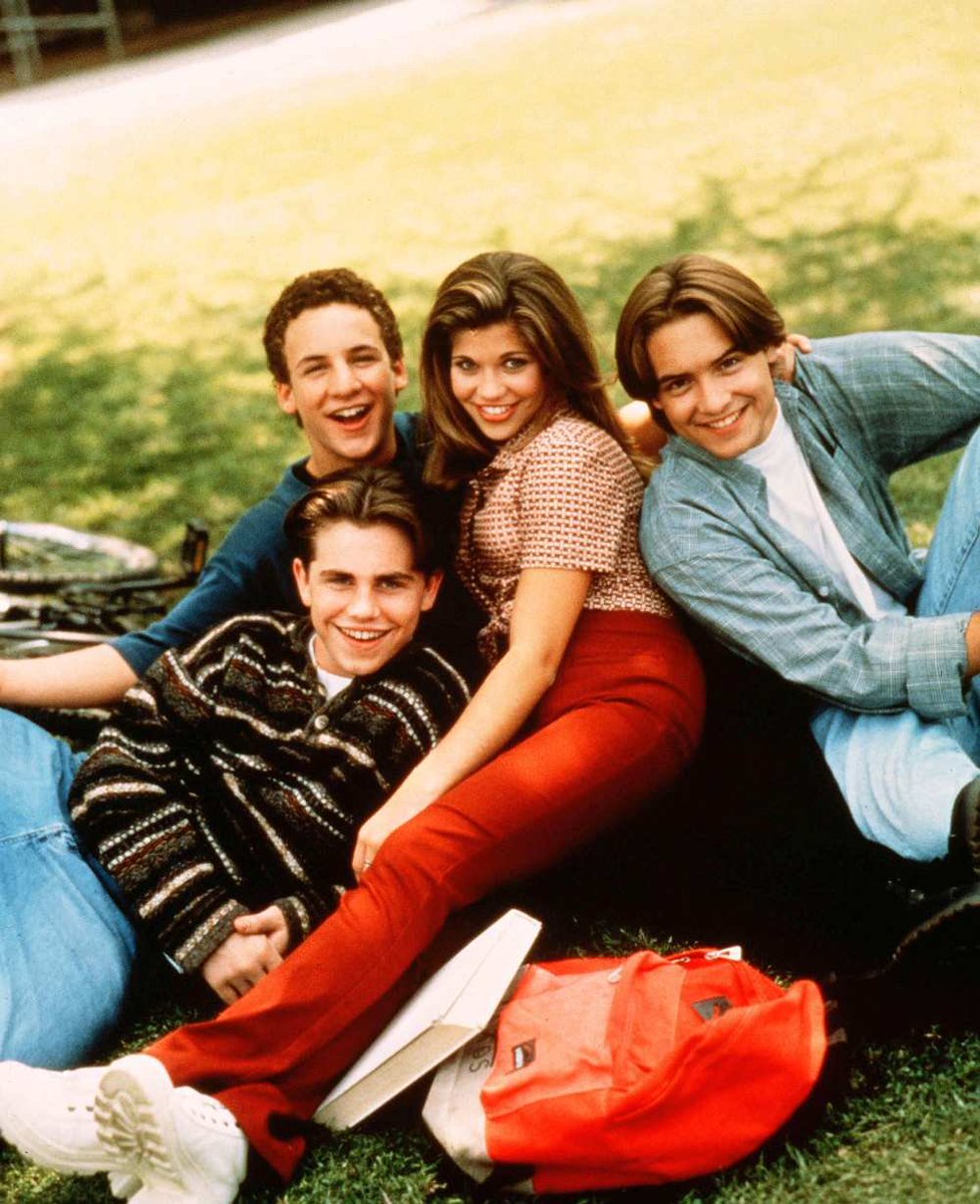 landofthe80s's tweet image. The series finale of “Boy Meets World” aired on ABC today in 2000. 

BITE-SIZED FACT | The popular teen sitcom was on the air 7 seasons and aired 158 episodes. #90s