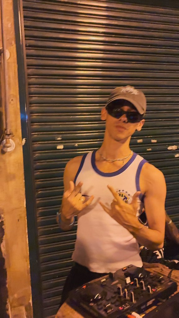 Mendigo de Guarujá e de Santos🌊🚜 tweet media