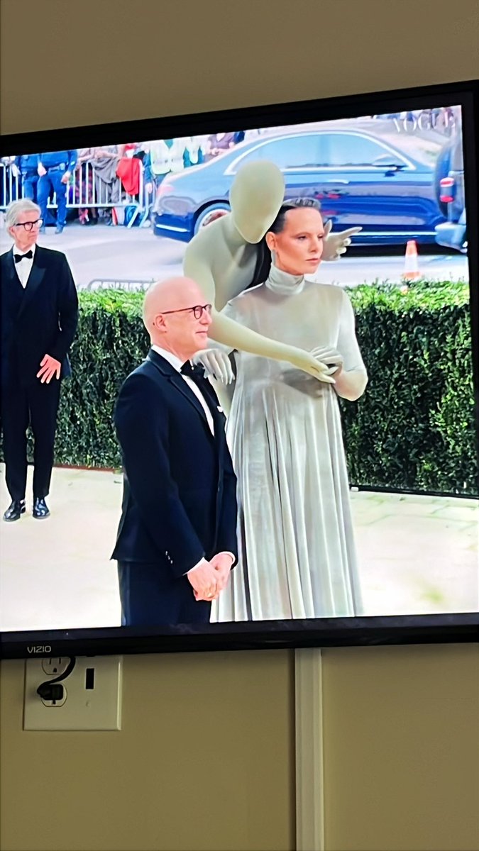 PrettyBaldHeaux's tweet photo. Okkk, hold on now! 😳😳😳 #metgala https://t.co/zV7QbmzqBn
