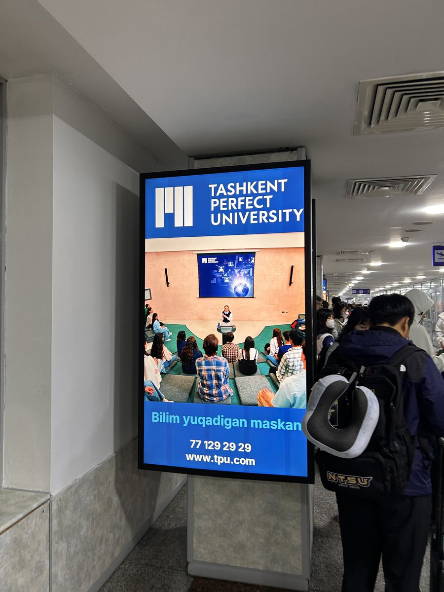 bakyuraaaa's tweet photo. 去年ウズベキスタン行った時、空港内の広告がこの大学のやつしかなくて怖かった https://t.co/7oGjSeyg3e